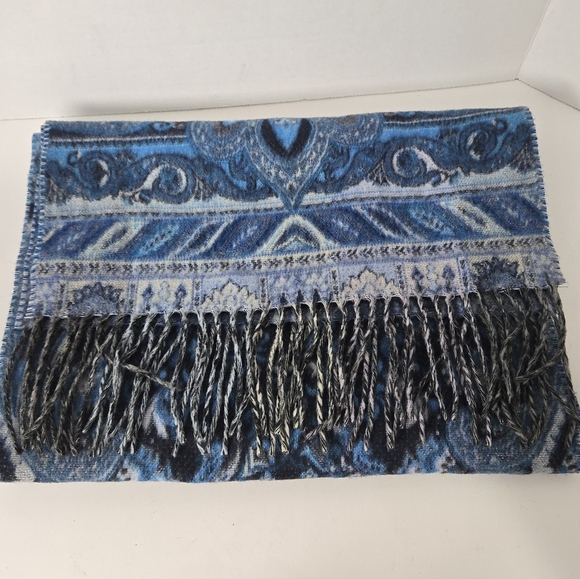 Lord & Taylor Accessories - Lord & Taylor scarf